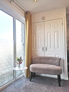 een woonkamer met een bank en een raam bij Studio 95 in Kirkby Lonsdale