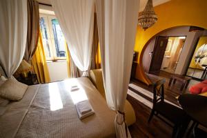 1 dormitorio con cama, mesa y espejo en Lounge Apartments, en Cracovia
