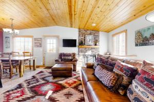 - un salon avec un canapé et une table dans l'établissement Rocky Mountain Sunshine Cabin, à Estes Park