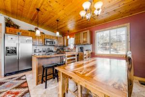 - une cuisine avec une table en bois et un plafond en bois dans l'établissement Rocky Mountain Sunshine Cabin, à Estes Park