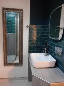 a bathroom with a sink and a mirror at Blaue Welle in Varel