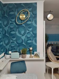 uma sala de estar com uma parede azul em Blaue Welle em Varel