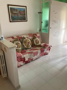 salon z kanapą w pokoju w obiekcie Casa Ameria w mieście Cecina