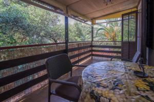 een afgeschermde veranda met een tafel en stoelen bij Studio in Mali Losinj 36584 in Mali Lošinj