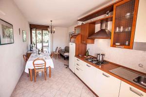 Una cocina con una mesa y un comedor. en Apartment in Rosolina Mare 25085, en Rosolina Mare