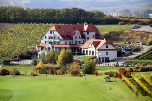 eine Luftansicht eines großen Hauses auf einem Golfplatz in der Unterkunft Hotel Neustifter in Poysdorf