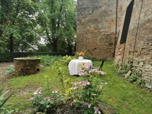 una mesa con un jarrón en un jardín en Belvilla by OYO Castello di Robella, en Robella