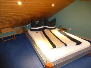ケルベルクにあるEifel Panoramablickのベッド(黒い枕付)