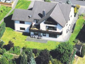 uma vista aérea de uma grande casa branca em Eifel Panoramablick em Kelberg