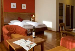 Rúm í herbergi á Hotel Neustifter