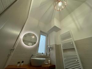 バーリにあるRelais Petruzzelliの洗面台と鏡のあるバスルーム +37枚の写真