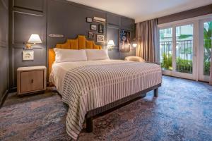 Postel nebo postele na pokoji v ubytování Hotel Amarano Burbank-Hollywood