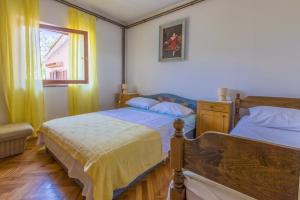 Posteľ alebo postele v izbe v ubytovaní Apartment in Jadranovo 14267