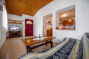 salon z drewnianym stołem i kuchnią w obiekcie Apartment in Rovinj/Istrien 11562 w mieście Štanga