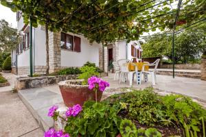 patio ze stołem, krzesłami i kwiatami w obiekcie Apartment in Rovinj/Istrien 11562 w mieście Štanga +8 zdjęć
