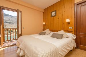 a bedroom with a bed and a large window at Hostal Casa Rosita in Eriste