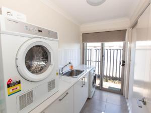 Η κουζίνα ή μικρή κουζίνα στο Jindalee 3 34 Twynam St