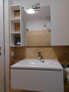 y baño con lavabo blanco y aseo. en LUX IUN Q2026 en Lanusei