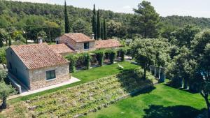 - une vue aérienne sur une villa avec un jardin dans l'établissement Domaine Monte Verdi, à Flayosc
