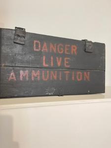 un signal indiquant le danger: liveynchronousynchronousynchronousynchronousynchronousynchronousynchronousynchronousynchronousynchronousynchronousynchronousynchronousynchronous dans l'établissement Central Located Two Bedroom Suite, à Bristol