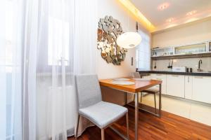 Kuchyňa alebo kuchynka v ubytovaní Broadway - Neptun Park by OneApartments + 6 fotografií