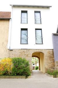 un edificio blanco con un arco delante de él en Alte Stadtmauer - Apartment, en Sinsheim