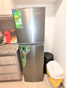 - un réfrigérateur en acier inoxydable avec des autocollants dans la cuisine dans l'établissement Como en casa, familiar, fresco y relax., à Santa Cruz de la Sierra