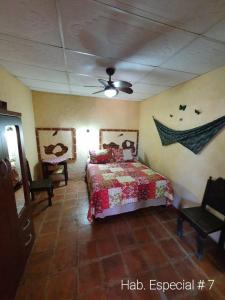 1 dormitorio con cama y techo en Un Hotel en la Antigua, en Antigua Guatemala