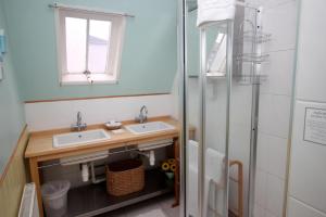 baño con 2 lavabos y ducha de cristal en The Russell, en Scarborough
