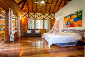 Una cama o camas en una habitación de La Magia Bungalows