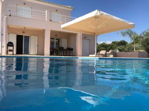Piscine de l'établissement Luxurious Villa in Kamaria Peloponnese with Swimming Pool ou située à proximité