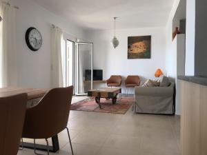 Posedenie v ubytovaní Villa in Finiki with Stunning Sea Views