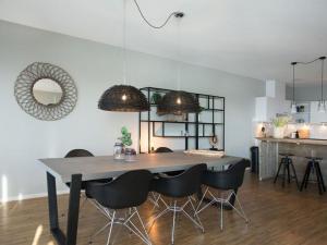 une salle à manger avec une table et des chaises dans une cuisine dans l'établissement Luxury apartment near Scheveningen beach, à Scheveningen