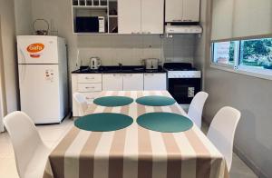 eine Küche mit einem Tisch mit Stühlen und einem Kühlschrank in der Unterkunft Departamento pie del cerro in Yerba Buena