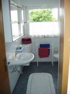 a bathroom with a sink and a toilet at Ferienwohnung Illerhues in Ascheberg