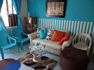 sala de estar con sofá y mesa en AquaMarina Hostal en Tolú