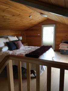 um quarto com uma cama num chalé de madeira em Springmead Rustic Cabin em Rydal