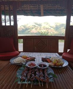 una mesa con platos de comida en la parte superior en Rea's Bamboo Resort, 