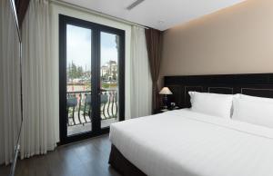 a bedroom with a large bed and a large window at BB Hotel Sapa in Sa Pa