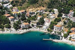 - une vue aérienne sur une plage avec un complexe dans l'établissement Apartments and rooms Led - near sea, à Brela