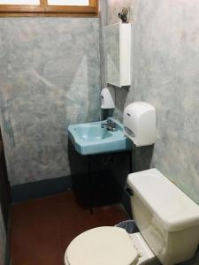 Um banheiro em Dionisio Inn
