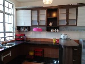 Кухня или мини-кухня в Bugdet Apartment
 +60 фотографий