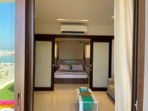 Uma cama ou camas num quarto em Mokango Apartment Hawana Salalah