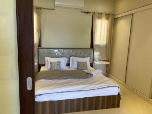 Uma cama ou camas num quarto em Mokango Apartment Hawana Salalah