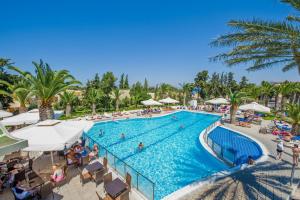 Bazén v ubytování Kipriotis Hippocrates Hotel nebo v jeho okolí