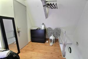 ein Raum mit einer Treppe mit einem Spiegel und einer Treppe in der Unterkunft La Casa de Loulou in Bourges + 10 Fotos