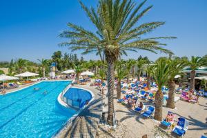Bazén v ubytování Kipriotis Hippocrates Hotel nebo v jeho okolí