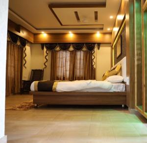 sypialnia z dwoma łóżkami przed oknem w obiekcie Healthville by WB Resorts w mieście Chandaka