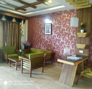 salon z zielonymi krzesłami i czerwoną ścianą w obiekcie Healthville by WB Resorts w mieście Chandaka