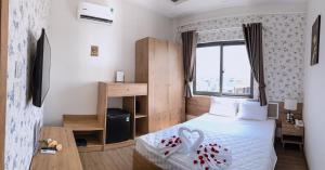 Postel nebo postele na pokoji v ubytování Khách sạn Sky + 22 fotografií
